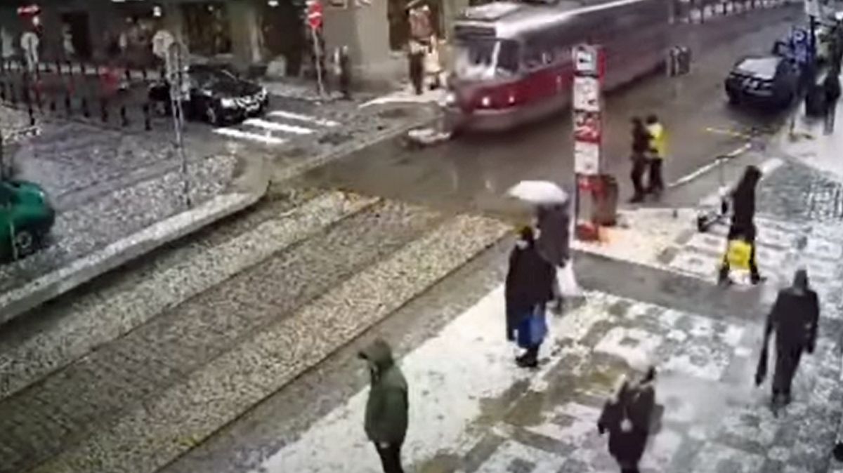 Nepozornou dívku v centru Prahy srazila tramvaj. Zachytila to kamera